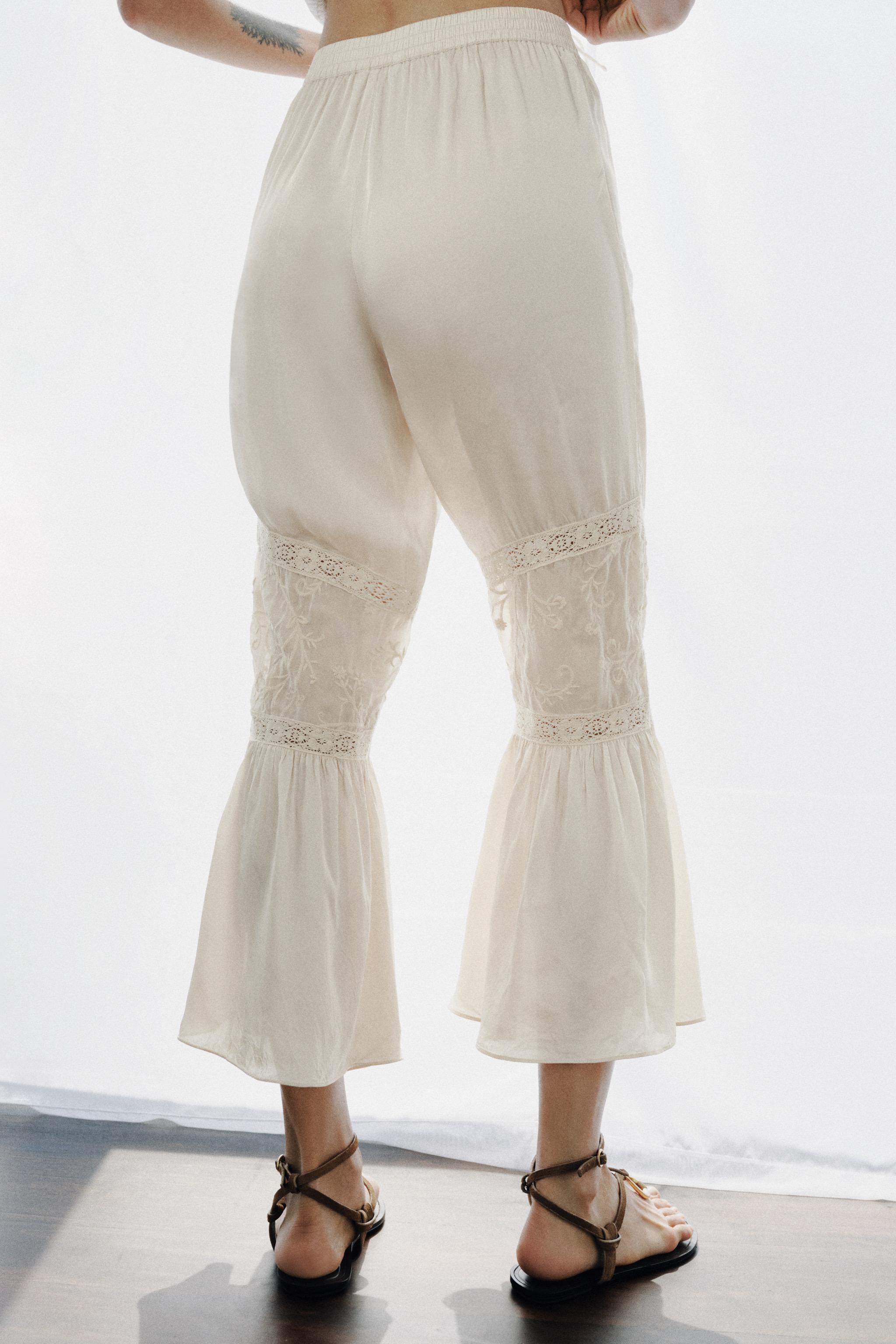 PANTALON EN MATIÈRES VARIÉES AVEC DENTELLE ET BRODERIES FLORALES